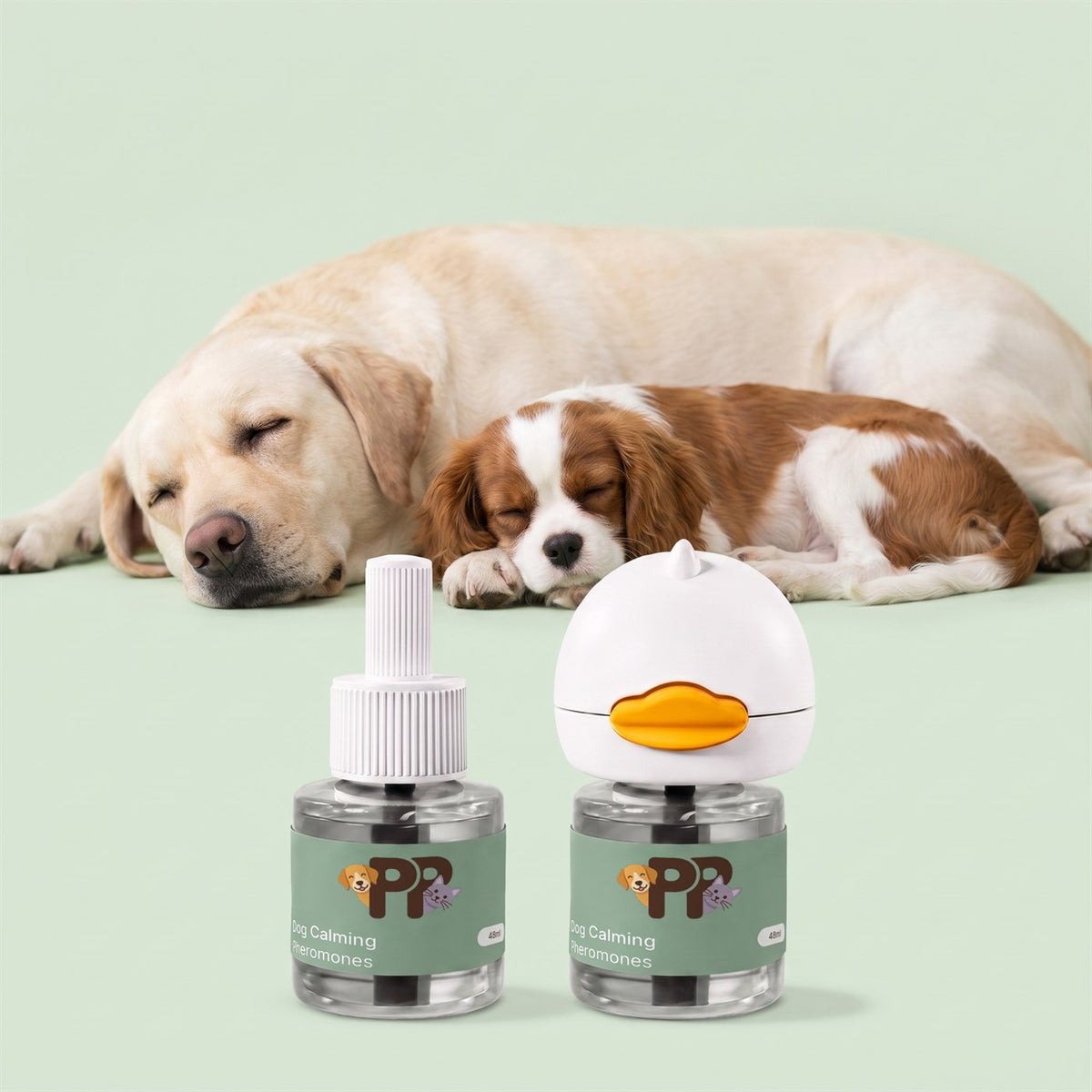 Due cani dormono tranquilli accanto a due flaconi del diffusore PurePet
